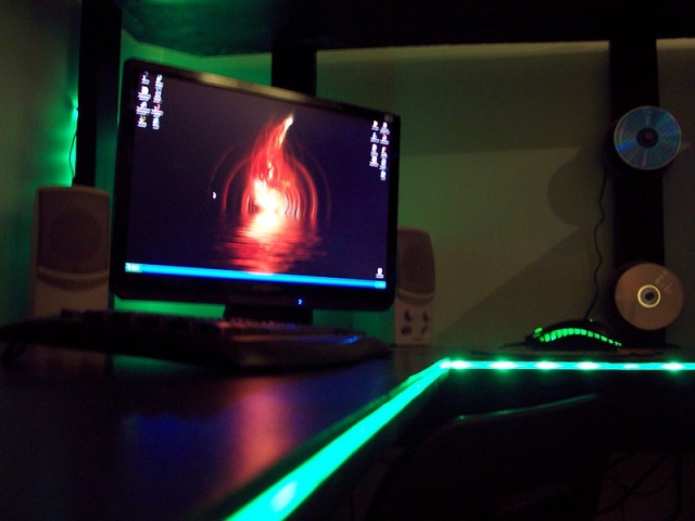 File:Mmdesk4.jpg
